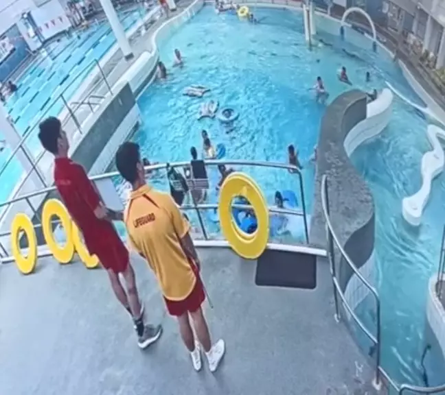 Ένα βίντεο έχει γίνει viral online που δείχνει έναν ναυαγοσώστη να ρίχνει εύκολα ένα σωσίβιο σε ένα παιδί.